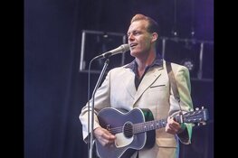 Maarten Teekens met Elvis in the Chapel in Het Oude Gemaal/Poldermuseum