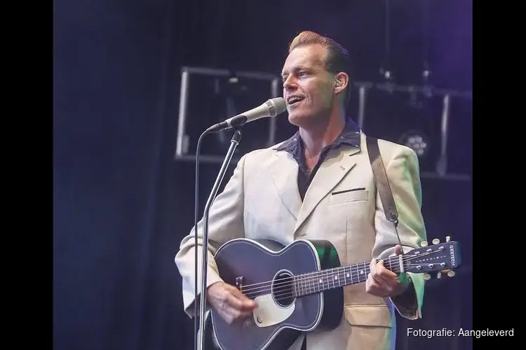 Maarten Teekens met Elvis in the Chapel in Het Oude Gemaal/Poldermuseum