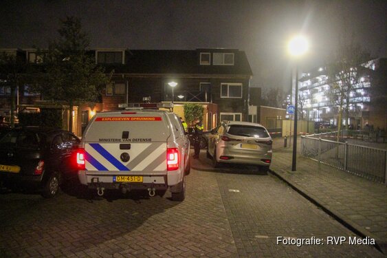 Kinderen vissen mogelijke handgranaat uit het water in Heerhugowaard