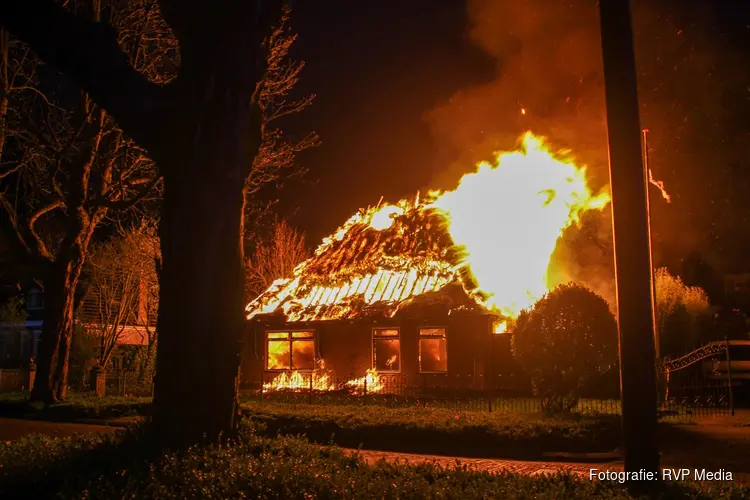 Woning met rieten dak in brand aan Stationsweg in Heerhugowaard