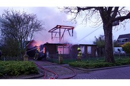 Woning met rieten dak in brand aan Stationsweg in Heerhugowaard