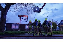 Woning met rieten dak in brand aan Stationsweg in Heerhugowaard