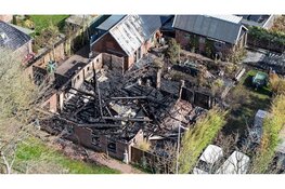 Woning met rieten dak in brand aan Stationsweg in Heerhugowaard