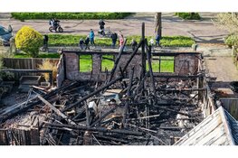 Woning met rieten dak in brand aan Stationsweg in Heerhugowaard