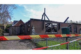 Woning met rieten dak in brand aan Stationsweg in Heerhugowaard