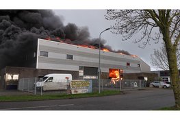 Grote zwarte rookwolken bij uitslaande industriebrand in Obdam