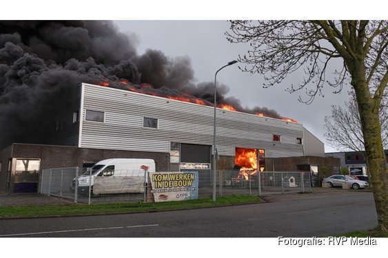 Grote zwarte rookwolken bij uitslaande industriebrand in Obdam