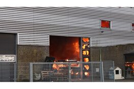 Grote zwarte rookwolken bij uitslaande industriebrand in Obdam