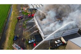 Grote zwarte rookwolken bij uitslaande industriebrand in Obdam