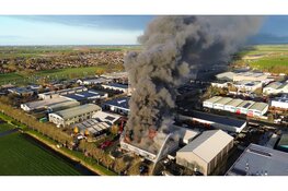 Grote zwarte rookwolken bij uitslaande industriebrand in Obdam