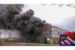 Grote zwarte rookwolken bij uitslaande industriebrand in Obdam