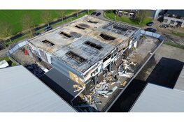 Ravage na verwoestende brand in Obdam bij daglicht goed zichtbaar