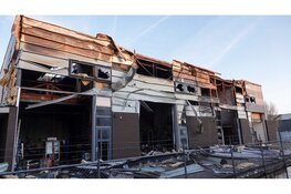 Ravage na verwoestende brand in Obdam bij daglicht goed zichtbaar