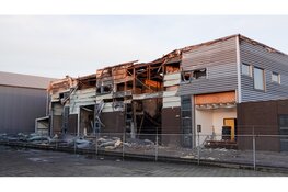 Ravage na verwoestende brand in Obdam bij daglicht goed zichtbaar