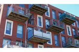 Bovenbuurman blust brand op balkon met pannen water bij brand in Heerhugowaard