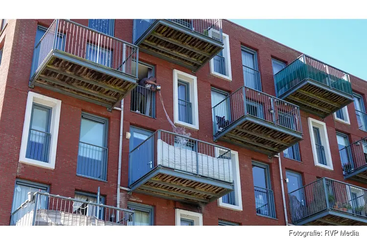 Bovenbuurman blust brand op balkon met pannen water bij brand in Heerhugowaard