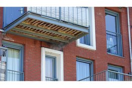 Bovenbuurman blust brand op balkon met pannen water bij brand in Heerhugowaard