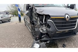 Bedrijfswagen en personenauto botsen op ovatonde in Heerhugowaard