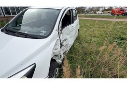 Bedrijfswagen en personenauto botsen op ovatonde in Heerhugowaard