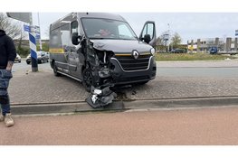 Bedrijfswagen en personenauto botsen op ovatonde in Heerhugowaard