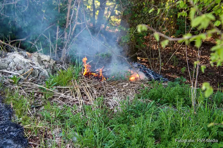 Opnieuw brand in een riethoop in 't Waarderhout in Heerhugowaard