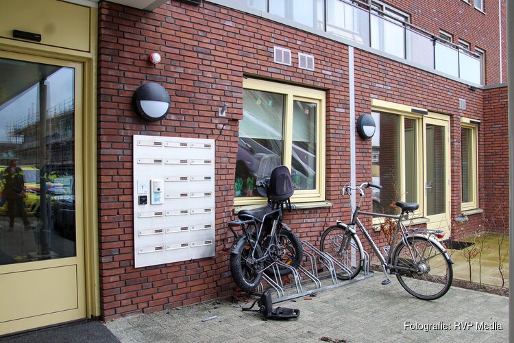 Auto botst tegen gevel van appartementencomplex in Heerhugowaard