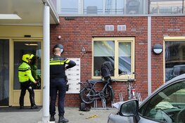 Auto botst tegen gevel van appartementencomplex in Heerhugowaard
