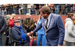 Drukbezochte opening spooronderdoorgang ‘Koppeling’ in Dijk en Waard