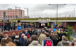 Drukbezochte opening spooronderdoorgang ‘Koppeling’ in Dijk en Waard