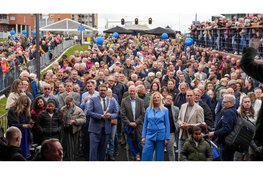 Drukbezochte opening spooronderdoorgang ‘Koppeling’ in Dijk en Waard