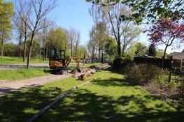 Gasleiding geraakt tijdens werkzaamheden in Zuid-Scharwoude, brandweer ingezet