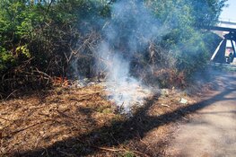 Omstanders voorkomen erger bij bermbrand in Zuid-Scharwoude, flinke rook trekt over de weg