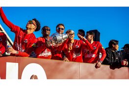 Duizenden mensen langs de weg bij huldiging AZ Alkmaar