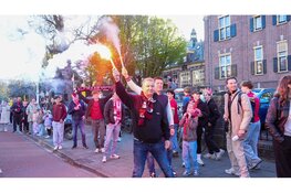 Duizenden mensen langs de weg bij huldiging AZ Alkmaar