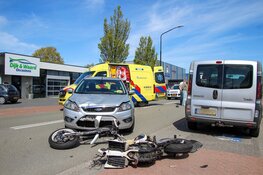 Motorrijder ernstig gewond na aanrijding met auto. Motor doormidden.