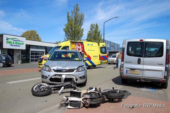 Motorrijder ernstig gewond na aanrijding met auto. Motor doormidden.