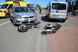 Motorrijder ernstig gewond na aanrijding met auto. Motor doormidden.