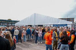 Feest, muziek en bier: uitbundige Koningsdag op het Raadhuisplein in Heerhugowaard