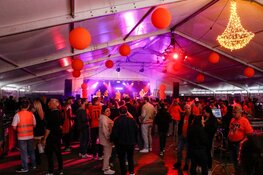 Feest, muziek en bier: uitbundige Koningsdag op het Raadhuisplein in Heerhugowaard