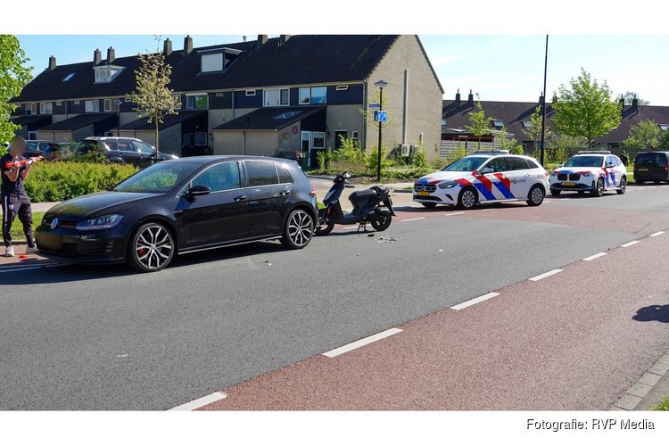 Scooterrijder lichtgewond na botsing achterop auto in Heerhugowaard