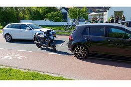 Scooterrijder lichtgewond na botsing achterop auto in Heerhugowaard