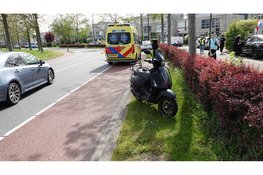 Scooterrijder gaat onderuit na aanrijding met stoeprand en auto