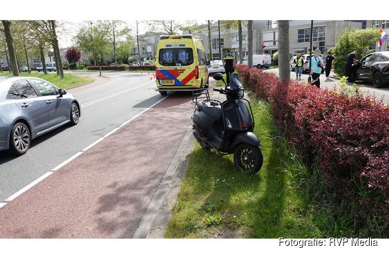 Scooterrijder gaat onderuit na aanrijding met stoeprand en auto