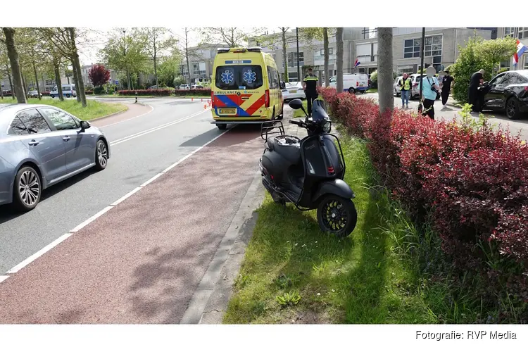 Scooterrijder gaat onderuit na aanrijding met stoeprand en auto