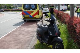 Scooterrijder gaat onderuit na aanrijding met stoeprand en auto
