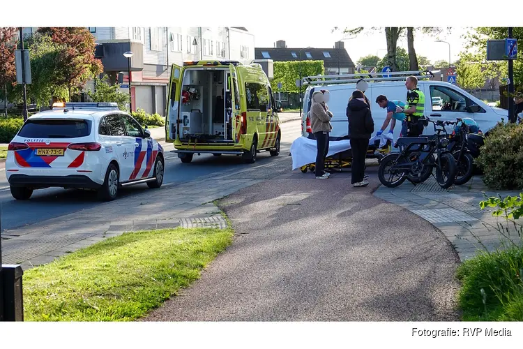 Fietser gewond na aanrijding met bestelbus