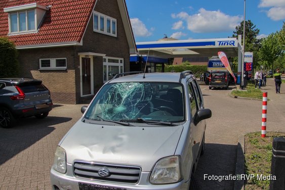 Scooterrijder gewond na botsing met auto in Heerhugowaard, veel schade