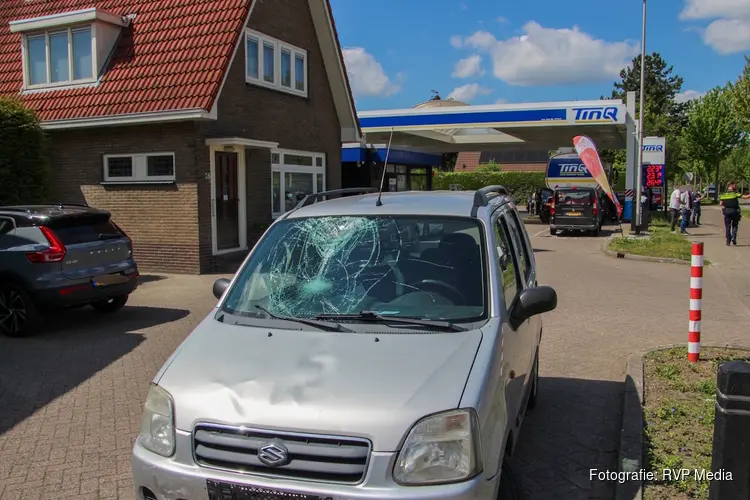 Scooterrijder gewond na botsing met auto in Heerhugowaard, veel schade