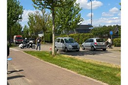 Scooterrijder gewond na botsing met auto in Heerhugowaard, veel schade