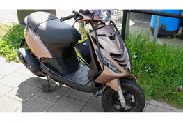 Scooterrijder gewond na botsing met auto in Heerhugowaard, veel schade